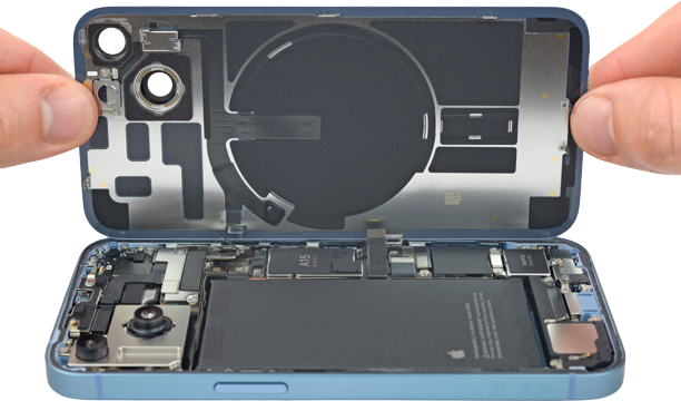 iPhone ouvert en atelier pour réparation par RepairExpress