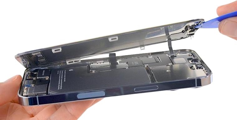 Ouverture d’un iPhone dans l’atelier RepairExpress à Cergy